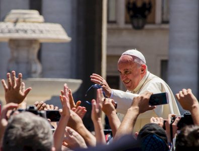 Papa Francisco saludando a fieles