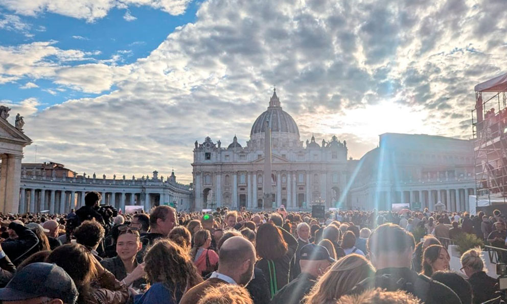 Vista de la Plaza de San Pedro con fieles esperando noticias del Cónclave