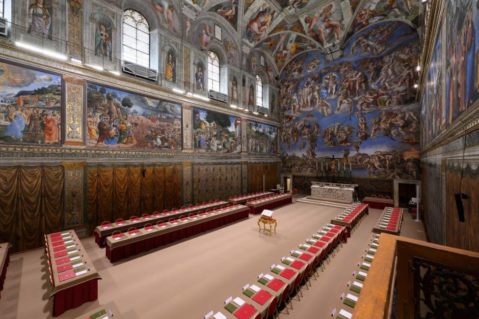 Interior de la Capilla Sixtina preparada para el Cónclave